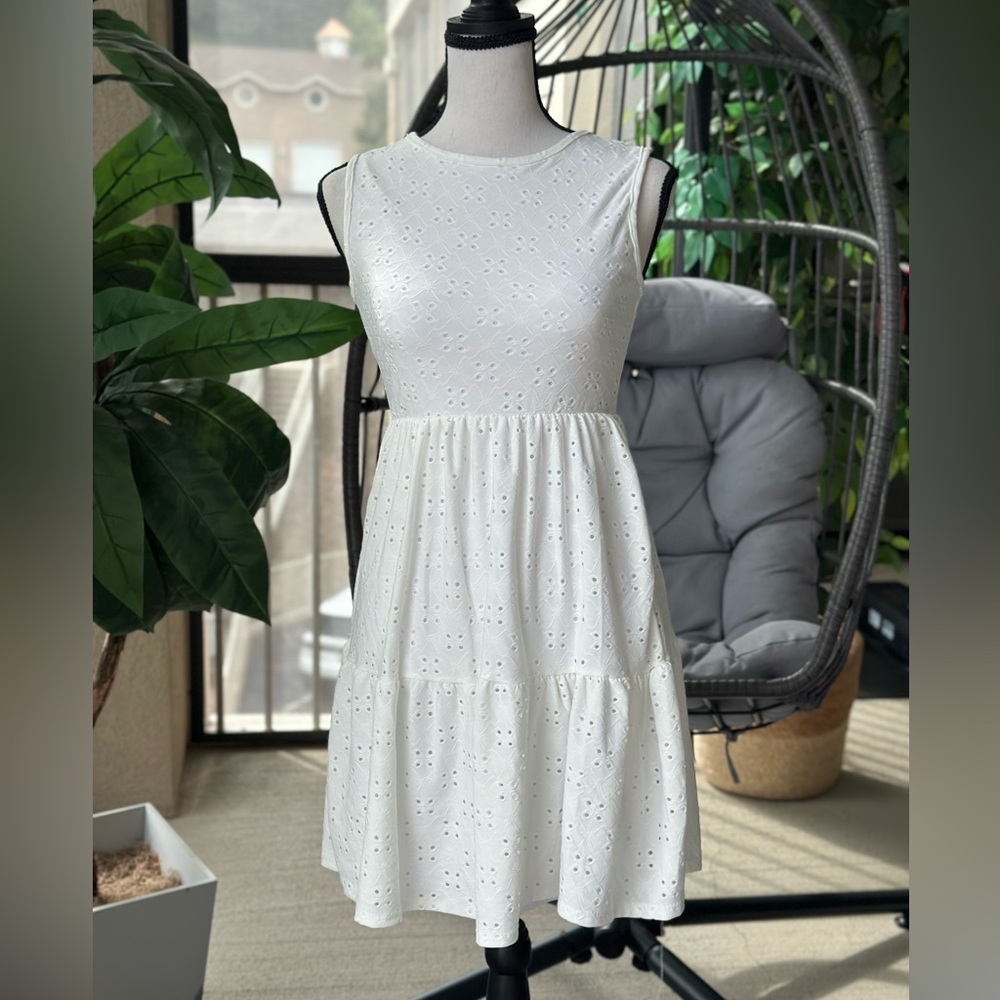 Elegant Milky White Sleeveless Dress